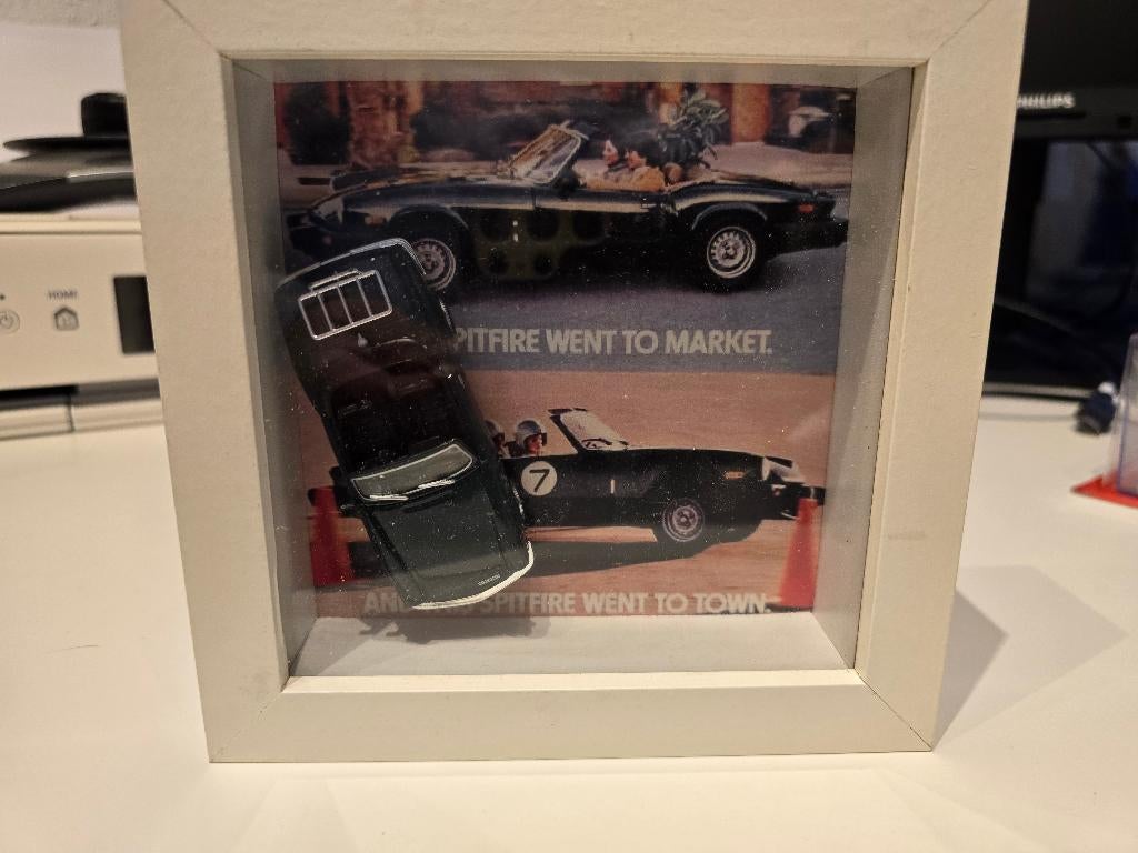 Triumph Spitfire in lijstje, Hobby en Vrije tijd, Modelauto's | 1:43, Ophalen of Verzenden, Gebruikt, Auto, Overige merken