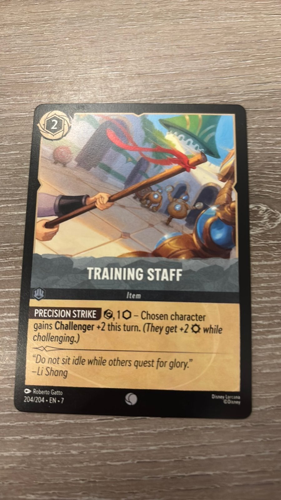 Disney Lorcana Training Staff 204-204 7ARI nonfoil, Hobby en Vrije tijd, Ophalen of Verzenden, Zo goed als nieuw