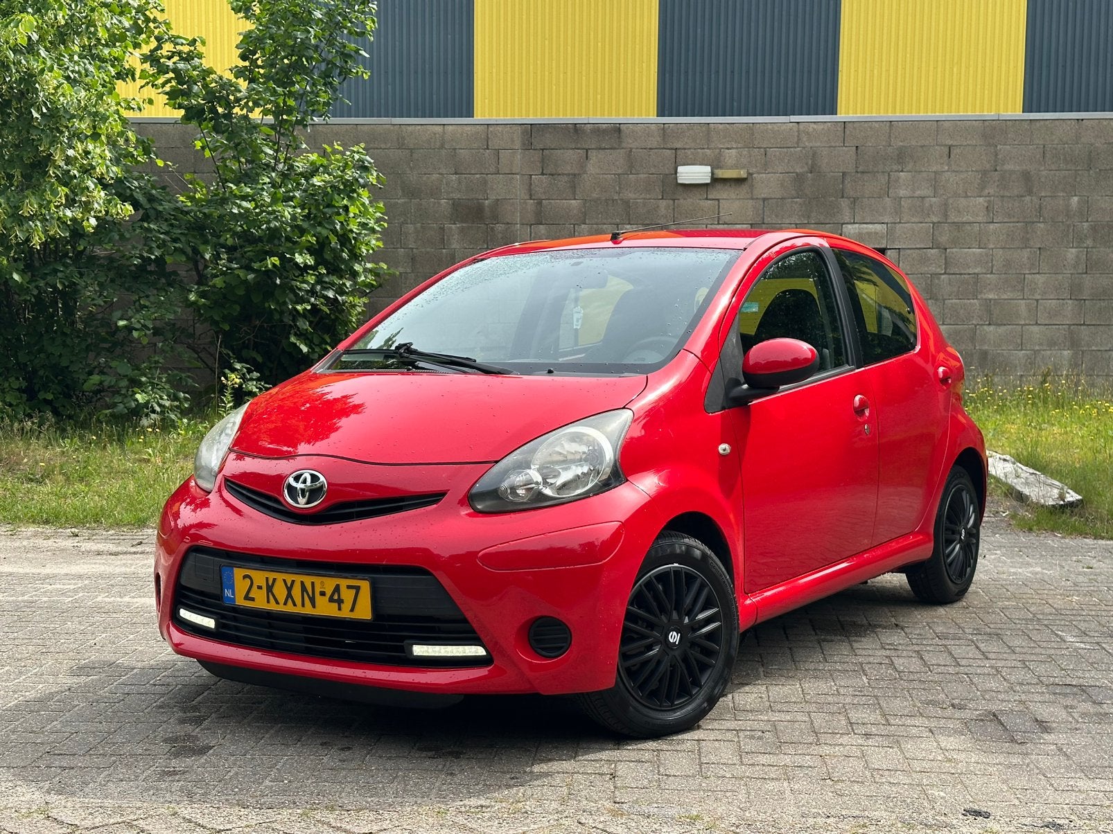 Toyota Aygo 1.0 12V Vvt-i 5DRS 2013 Rood, Auto's, Voorwielaandrijving, 4 stoelen, Origineel Nederlands, Handgeschakeld