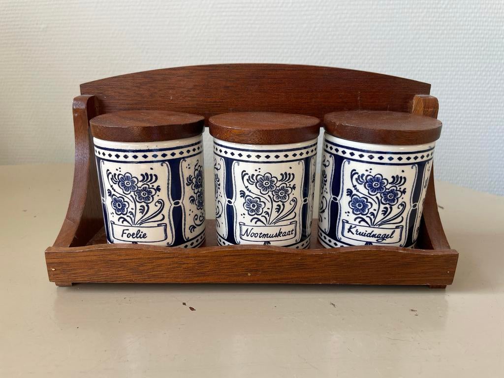 Antieke porseleinen kruidenpotjes in houten rekje, Antiek en Kunst, Antiek | Porselein, Ophalen of Verzenden
