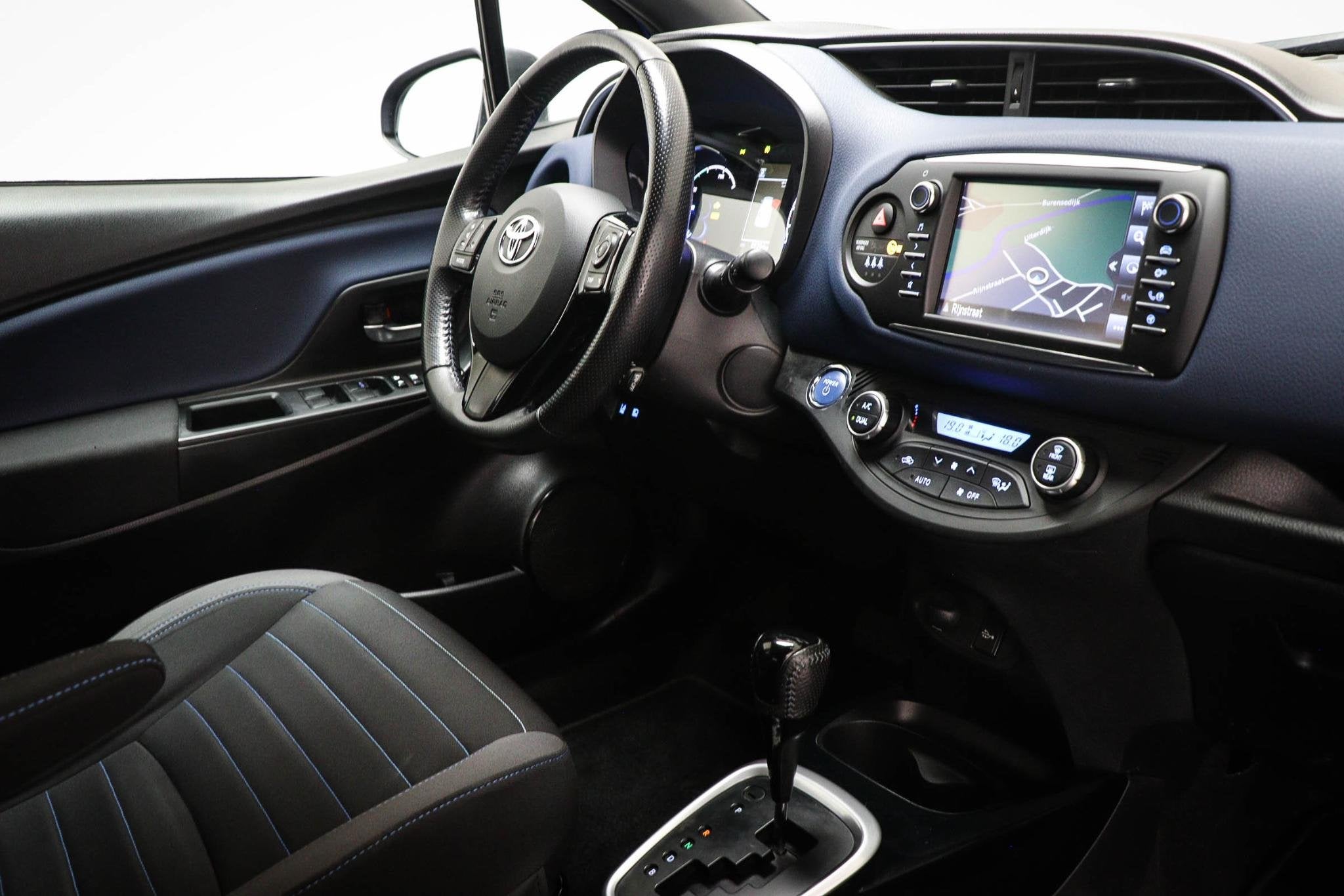 Toyota Yaris 1.5 Hybrid Bi-Tone | NAVIGATIE | CLIMA | CAMERA, Gebruikt, 4 cilinders, Met garantie (alle), Blauw