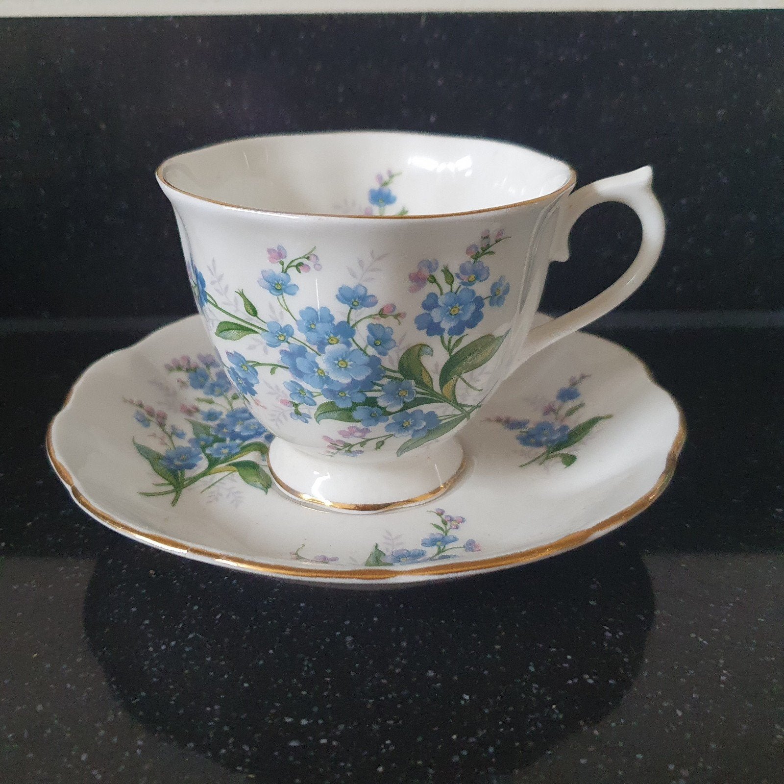 Grote royal Albert kop en schotel forget me not, Antiek en Kunst, Ophalen