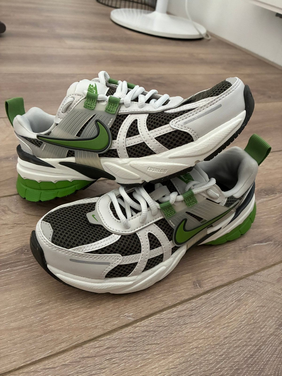 NIKE V2K run schoenen maat 36,5, Verzenden, Zo goed als nieuw, Sneakers of Gympen