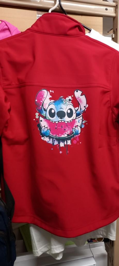 Nieuw rood softshell jack met Stitch - Maat 134 (9 jaar), Kinderen en Baby's, Kinderkleding | Maat 134, Resul, Jongen of Meisje