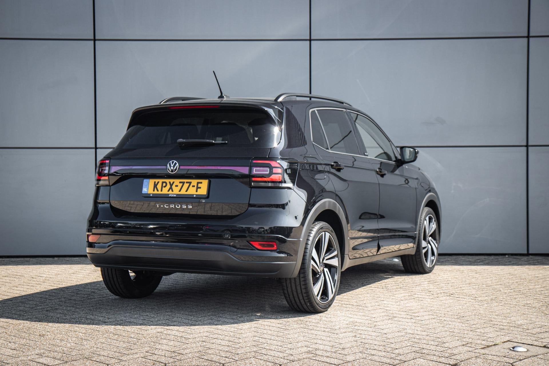 Volkswagen T-Cross 1.0 TSI 110pk DSG R-Line | 18" Velgen | C, Auto's, 12 maanden, T-Cross, Gebruikt, Zwart