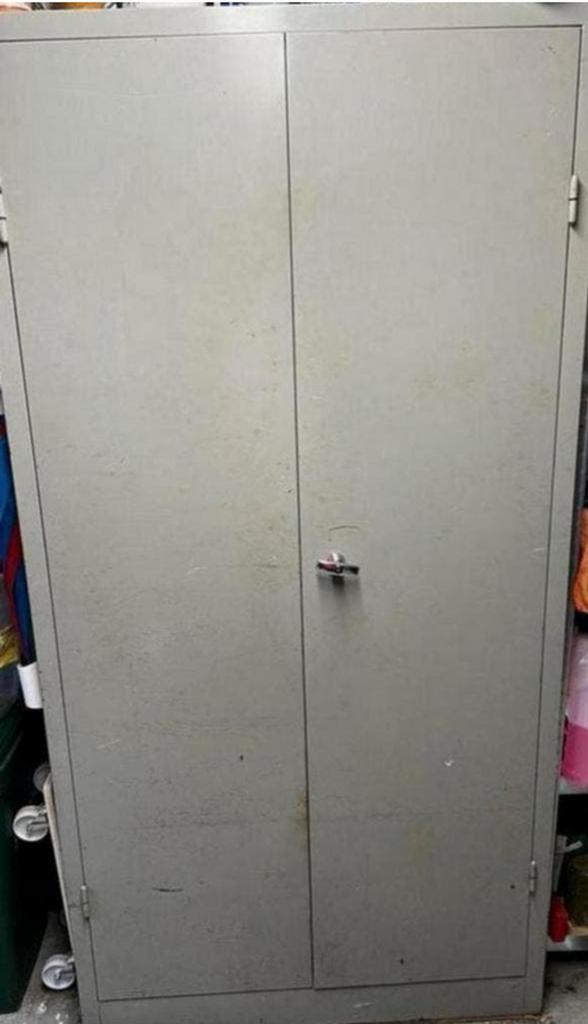 Grijze metalen kast met twee deuren., Ophalen, Gebruikt