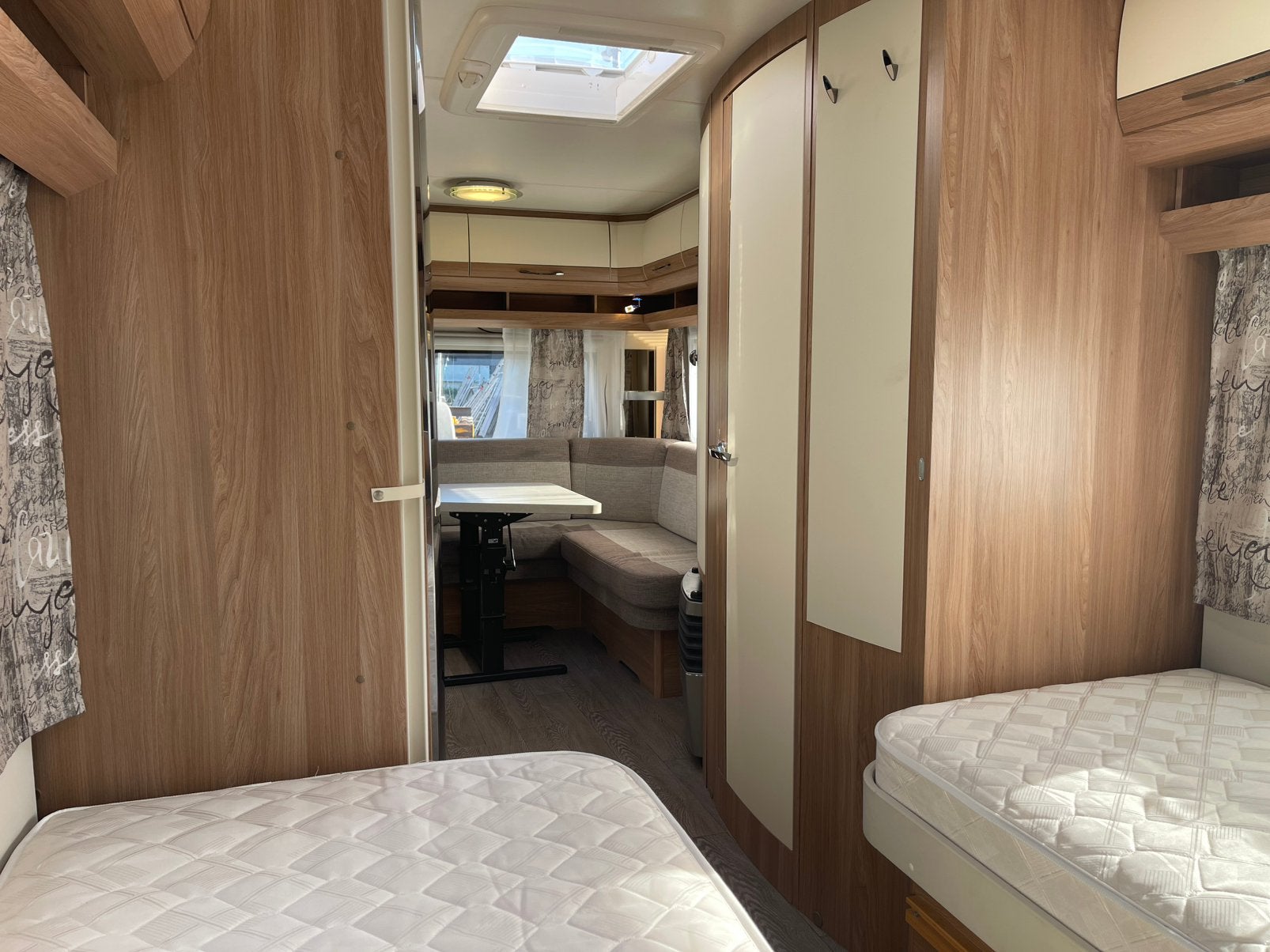Foto 9 van Hobby 495 UL uit 2019 | 2 bedden | Mover | Luifel | Voortent