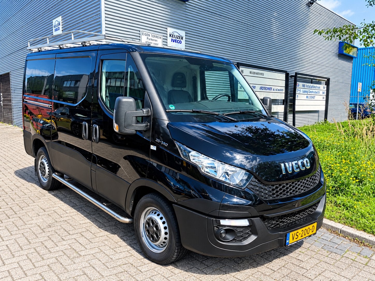 Iveco Daily 35S13v L1H1 Auto8 Trekhaak 3500 kg INRUIL LEASE, Auto's, Zwart, 4 cilinders, Iveco, Origineel Nederlands