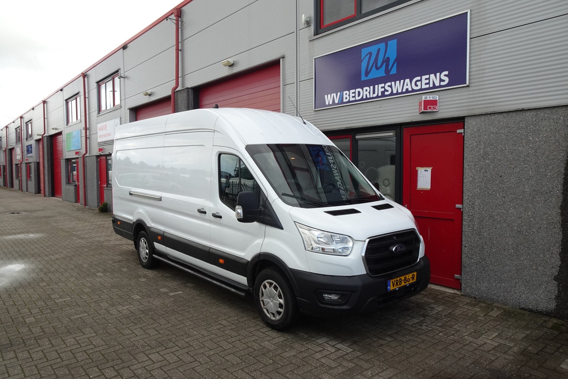 Ford Transit 350 2.0 TDCI L4H3 Trend RWD 3 zits camera navi, Auto's, 4 cilinders, Bluetooth, Wit, Bedrijf