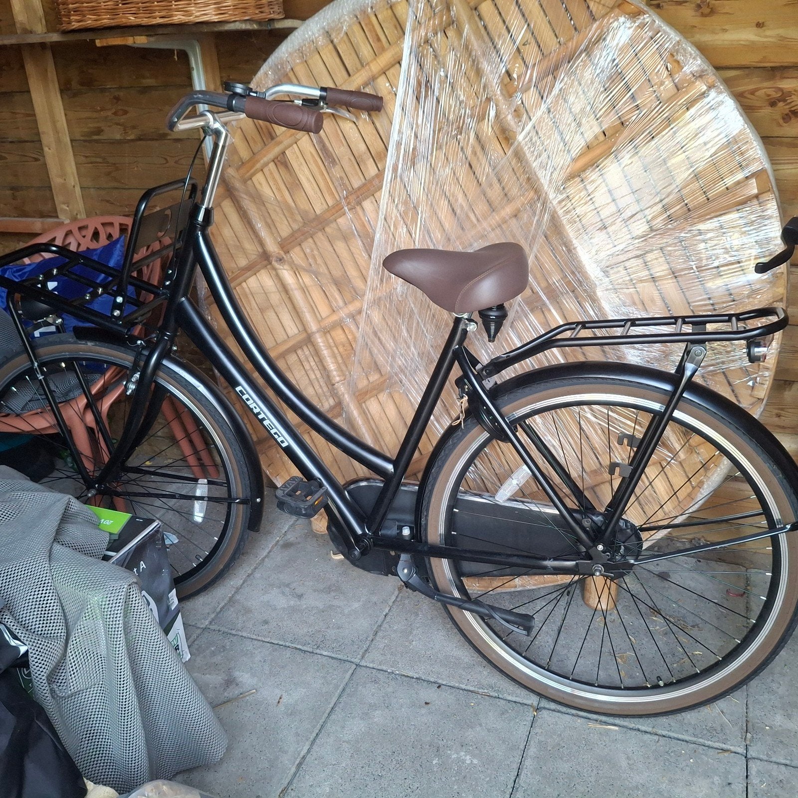 Zgan oma fiets achterwiel zit los, Ophalen, Gebruikt, Stadsfiets, Cortego