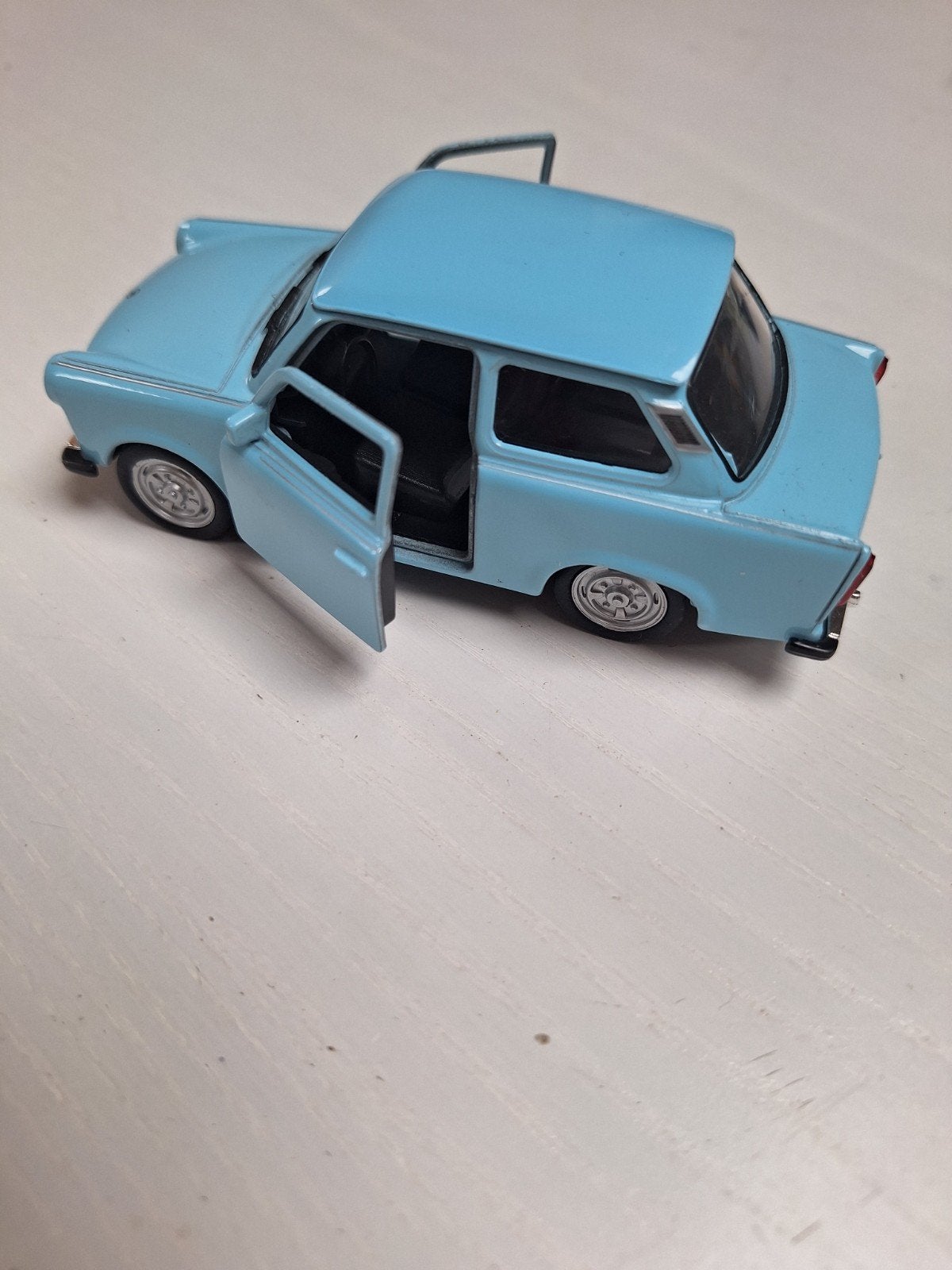 Trabant 601 Schaalmodel - Lichtblauw met openende deuren, Ophalen