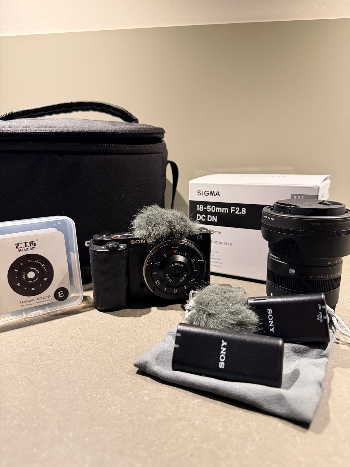 Sony ZV-E10 vlogcamera met Sigma 18-50mm f/2.8 lens, Ophalen, Compact, Zo goed als nieuw, Sony