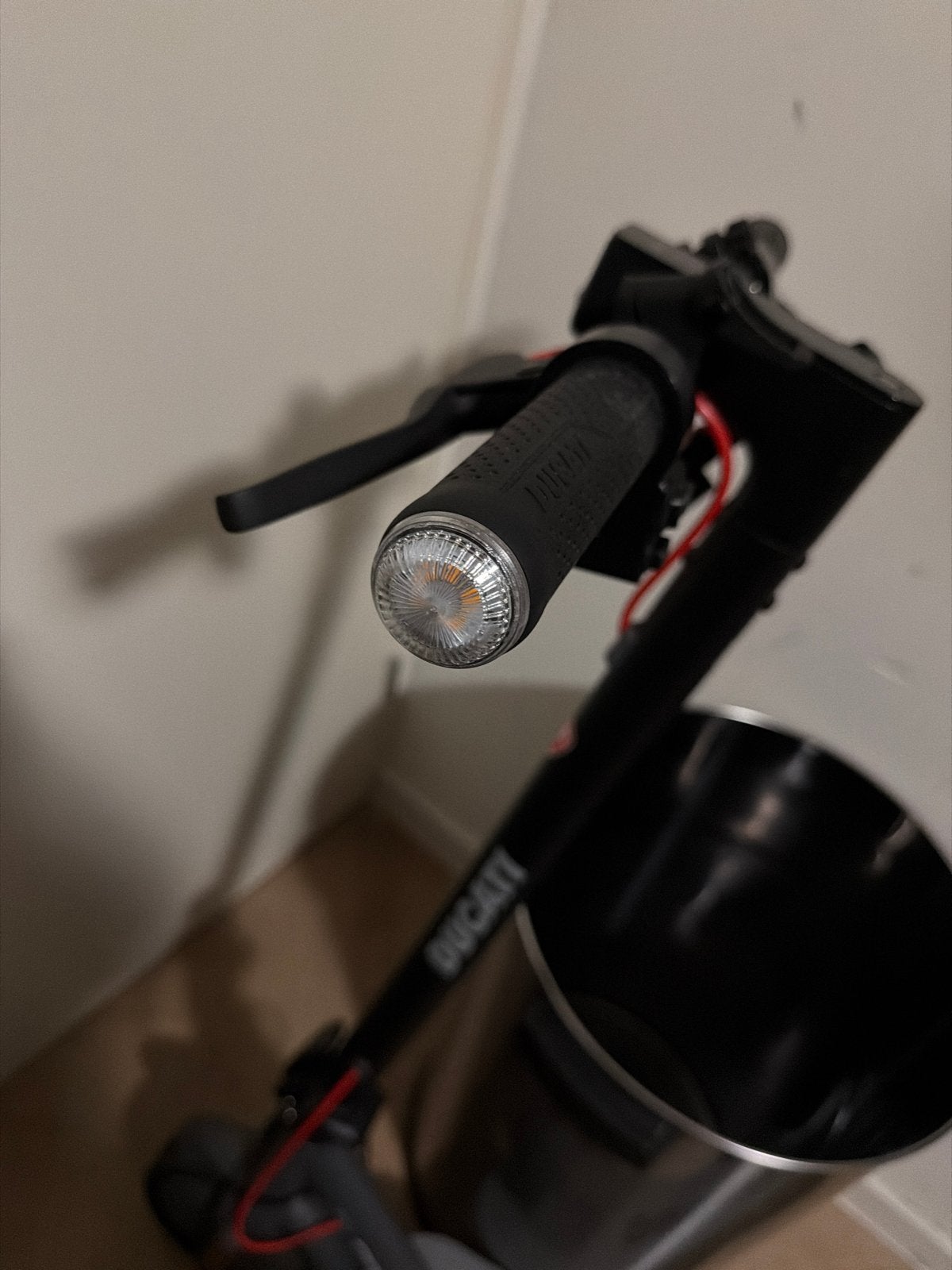 Ducati elektrische step met lekke voorband, Fietsen en Brommers, Steps, Ophalen of Verzenden, Nieuw, Elektrische step (E-scooter)