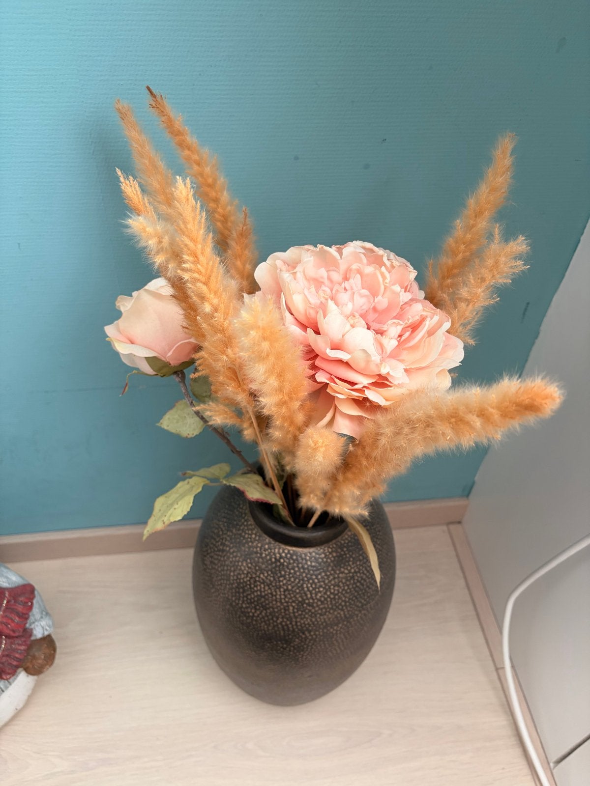 Zware vaas met kunstbloemen en pluimen, Ophalen, Zwart, Inclusief decoratie, Zo goed als nieuw