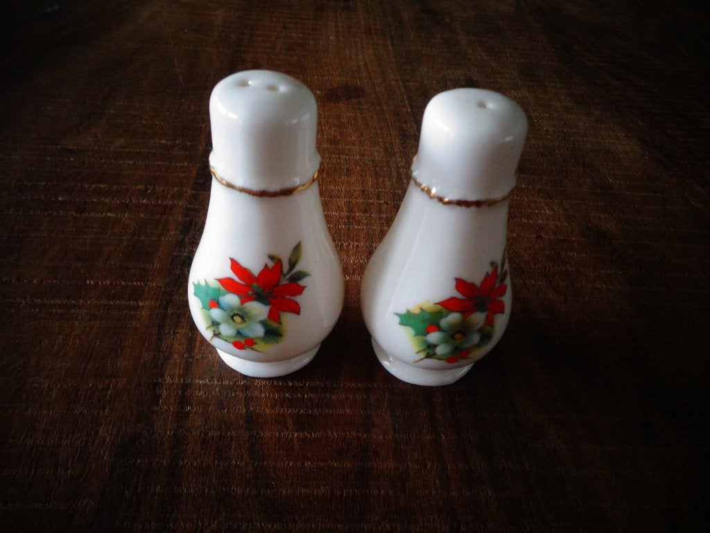 Porseleinen peper- + zoutstel met rode en witte kerstroos, Ophalen of Verzenden, Zo goed als nieuw