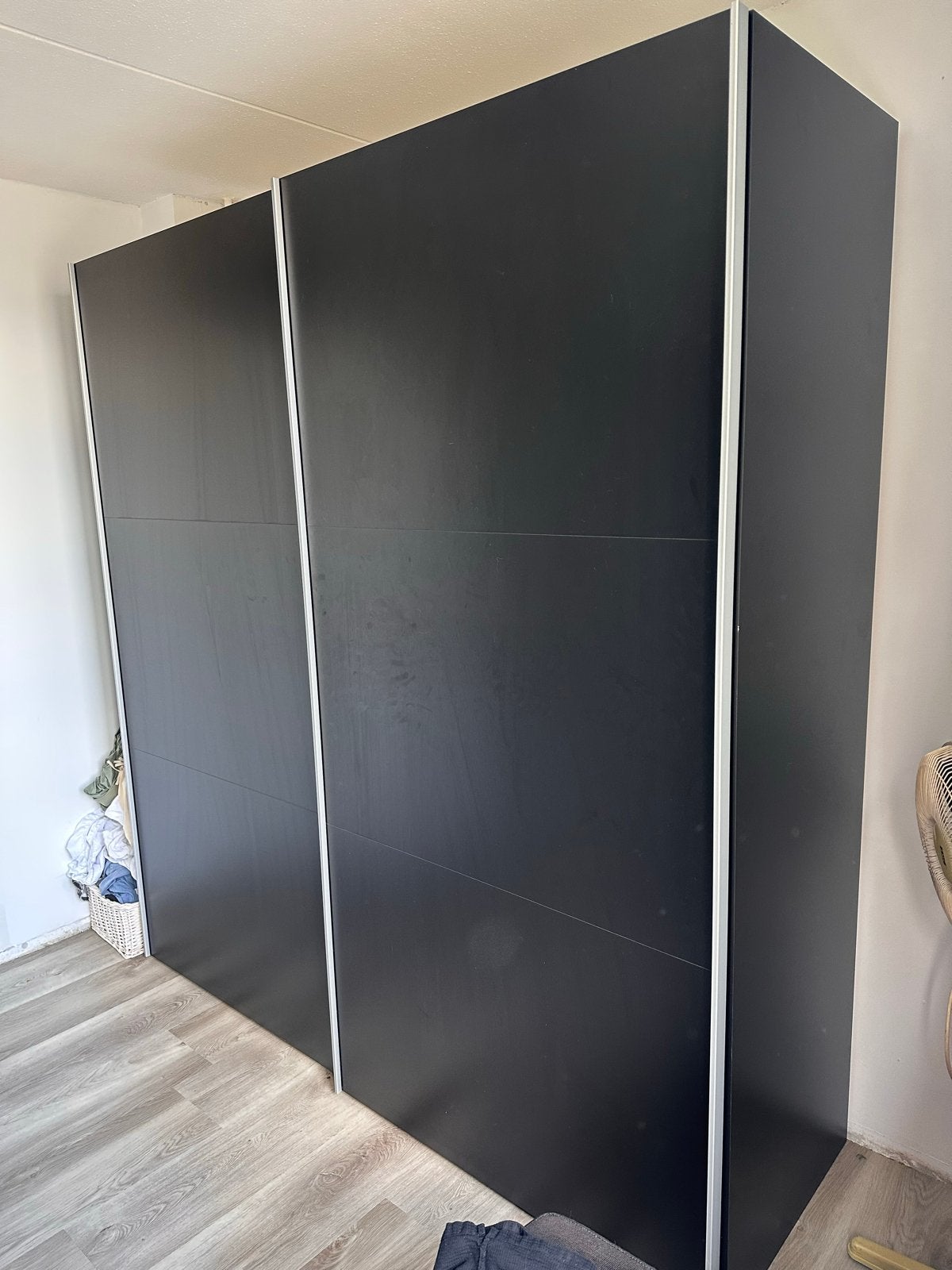 Zwarte kledingkast met schuifdeuren, Ophalen, Gebruikt, 200 cm of meer, 200 cm of meer