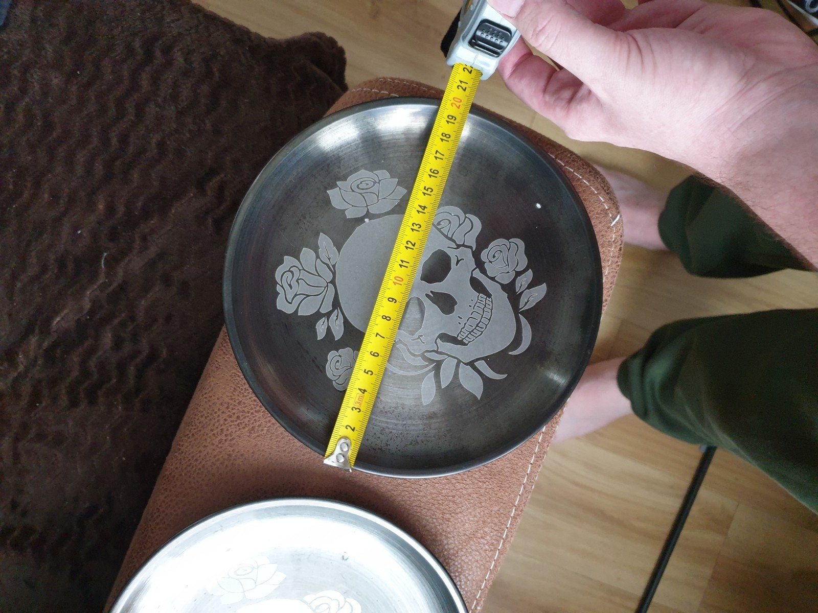 Metalen borden met doodshoofd en rozen, 20 cm, Ophalen, Overige materialen, Gebruikt, Schaal