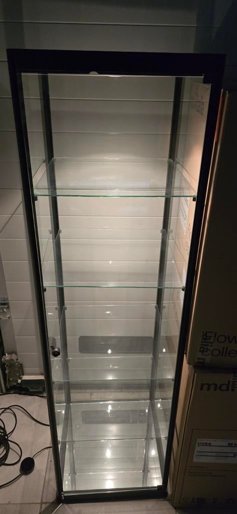 Glazen Vitrinekast met Verlichting - Zwart Frame, Ophalen, Modern, Vitrine, Met deur(en), 50 tot 100 cm
