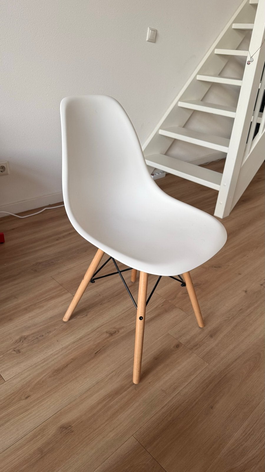 Witte Eames DSW stoel met houten poten, Ophalen, Wit, Zo goed als nieuw, Eén