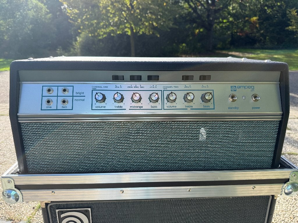 Foto 2 van ALS NIEUW: Ampeg SVT Heritage Bass Head met Flightcase