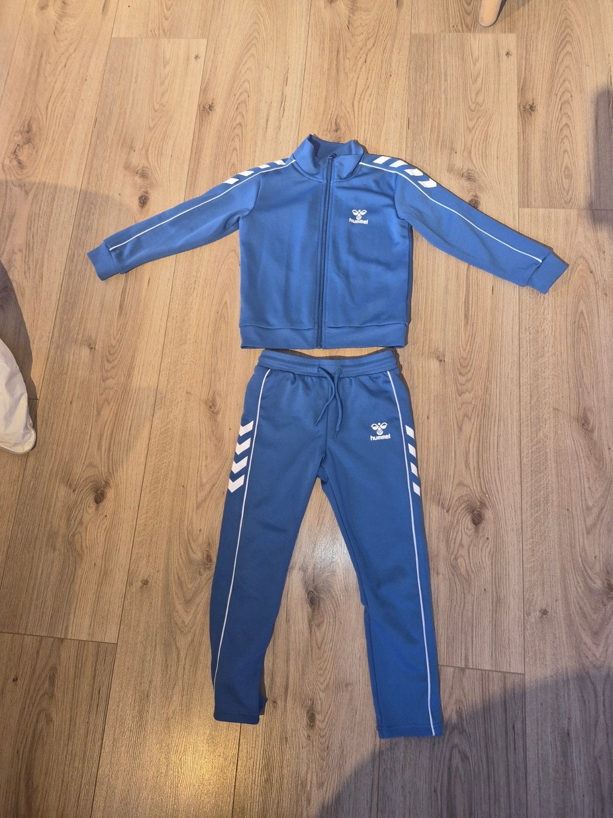 Hummel trainingspak 122, Ophalen of Verzenden, Zo goed als nieuw, Maat 128