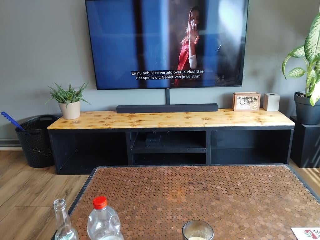 Zwart TV-meubel met houten blad, Gebruikt, 100 tot 150 cm, Modern, Industrieel, Ophalen of Verzenden
