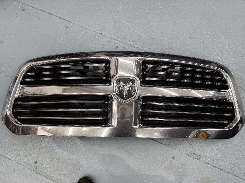 RAM 1500 BIGHORN GRILL  GEN 4, Auto-onderdelen, Ophalen, Gebruikt, Voor, Amerikaanse onderdelen