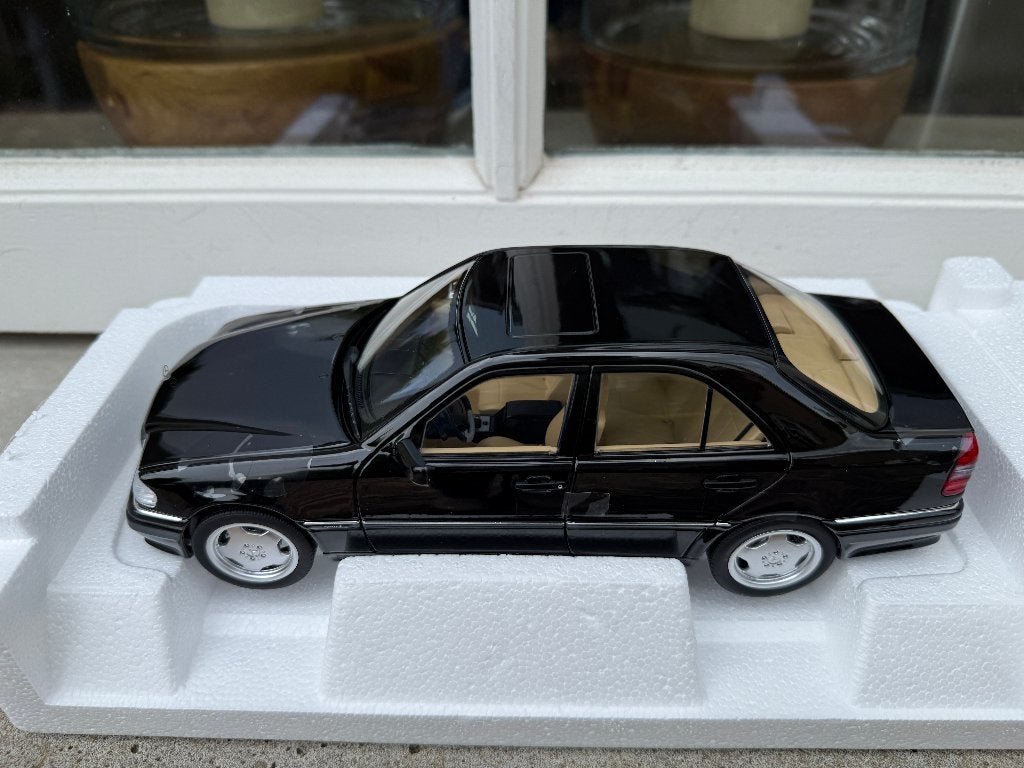 1:18 Mercedes Benz C36 AMG W204 zwart 1993 Norev 183381, Hobby en Vrije tijd, Auto, Norev, 70-72 Av. de Bohlen, Vaulx-en-Velin, 69120, France
