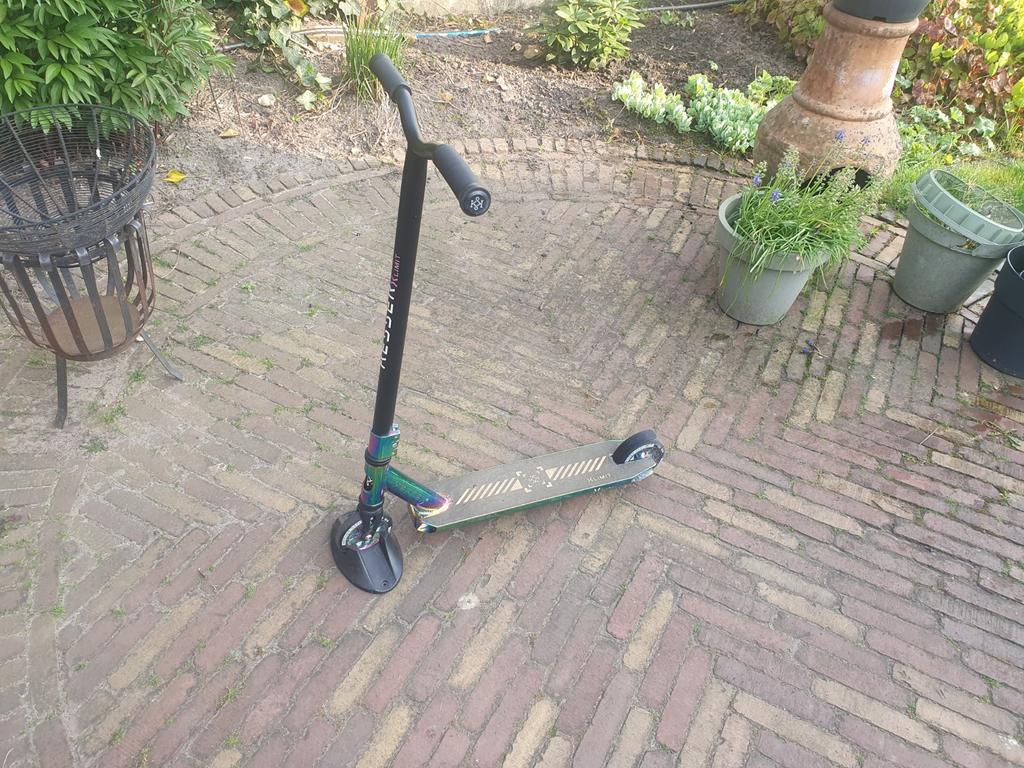 Stuntstep met regenboogkleurige details, Fietsen en Brommers, Steps, Gebruikt, Gewone step, Ophalen