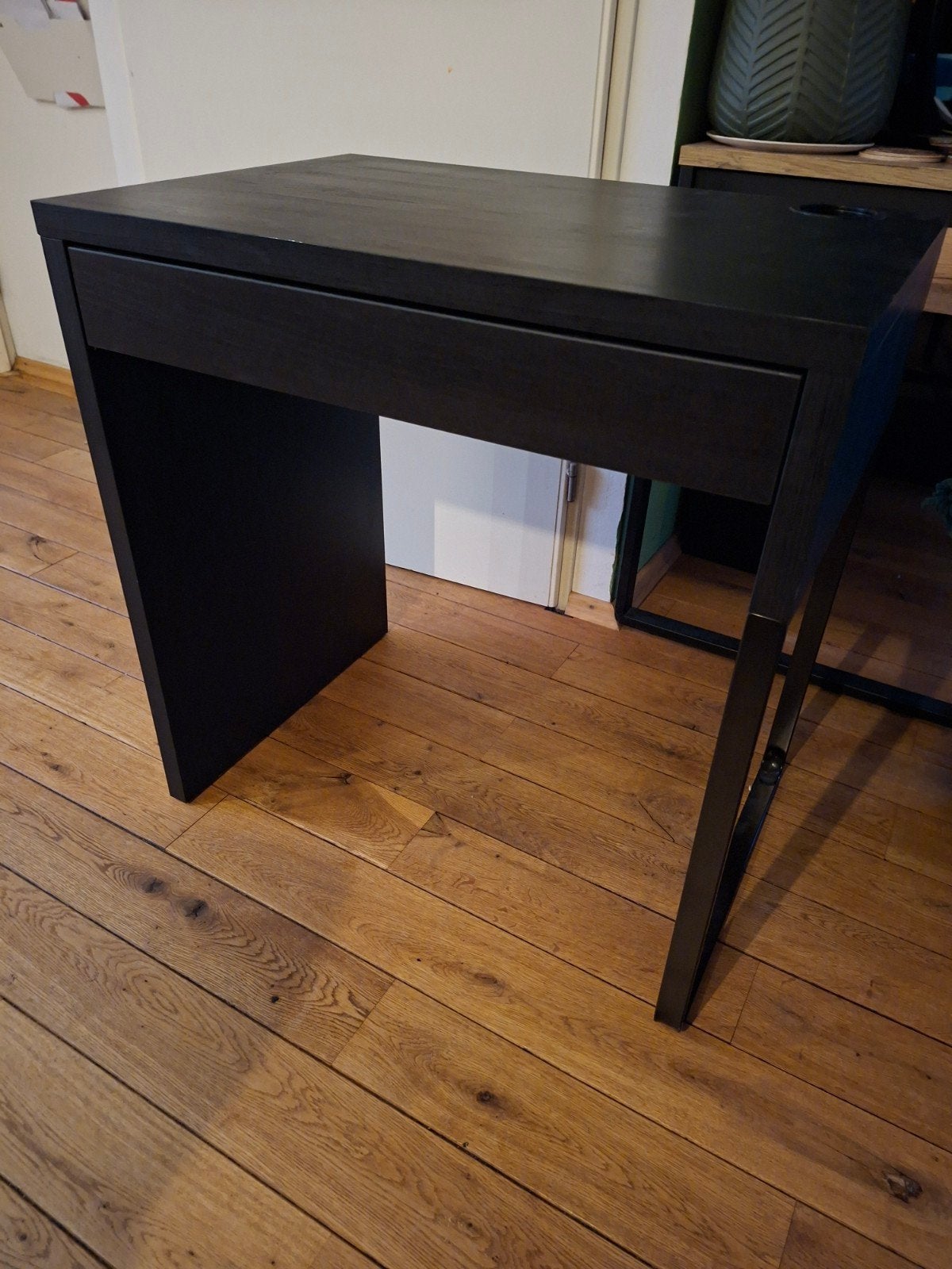 Zwart bureau met lade en kabeldoorvoer, Huis en Inrichting, Bureaus, Ophalen, Zwart, Gebruikt, Spaanplaat of MDF