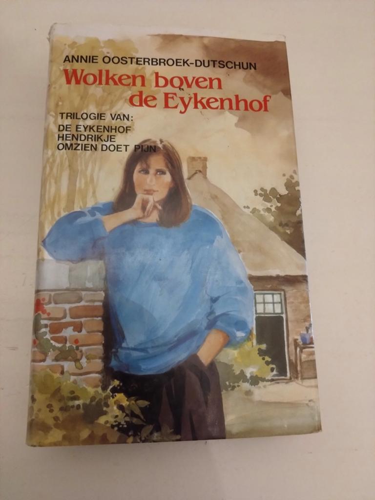 Wolken boven de Eykenhof - Annie Oosterbroek-Dutschun, Boeken, Ophalen of Verzenden, Gelezen, Annie Oosterbroek-Dutschun, Nederland
