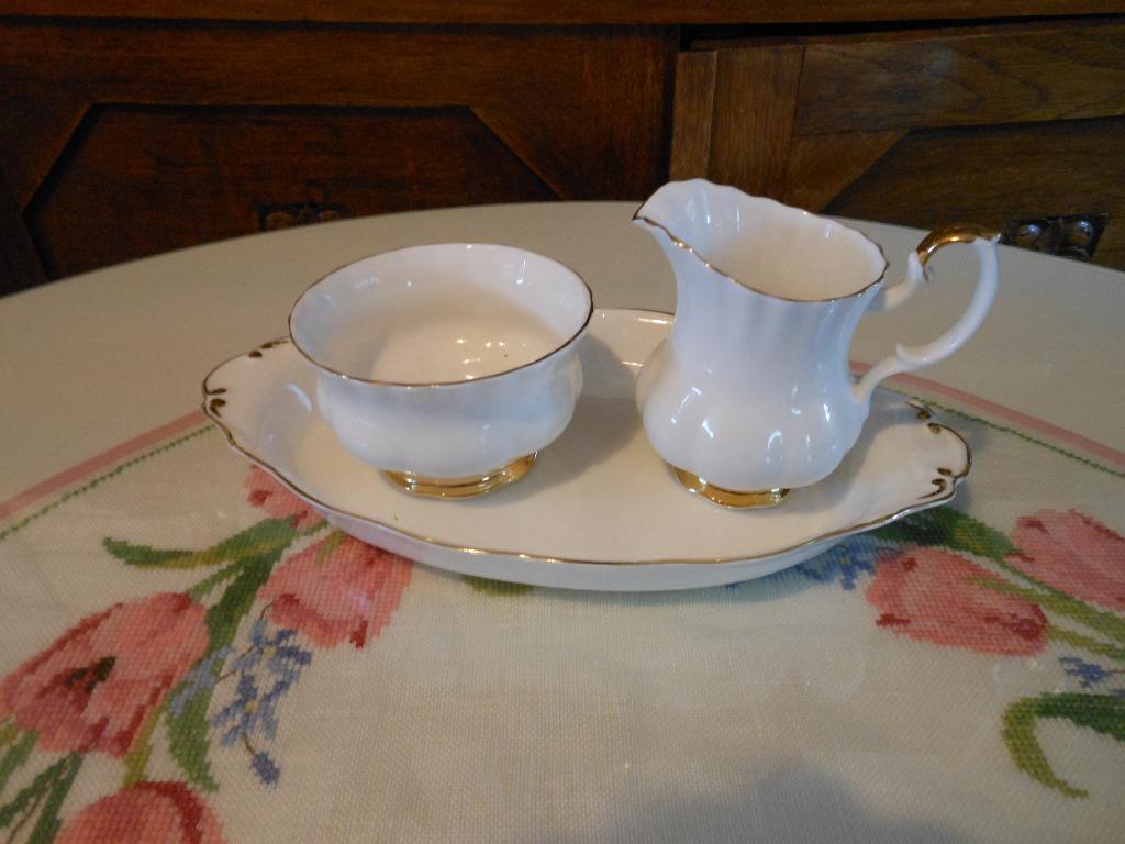 Royal Albert Val d' Or driedelig roomstel, Ophalen of Verzenden