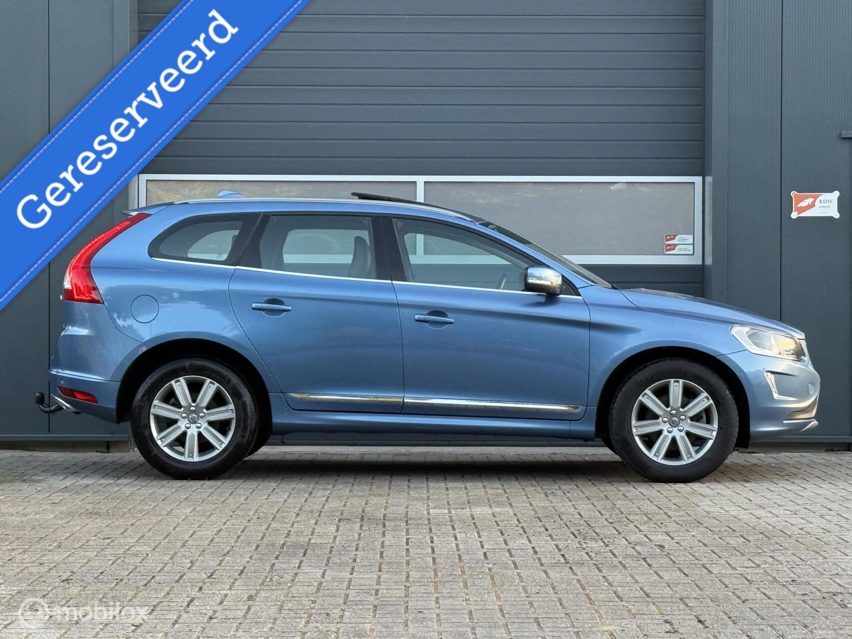 Volvo XC60 2.0 D4 FWD Polar+ Panoramadak/Camera/Familyline, Auto's, 1800 kg, 1969 cc, Blauw, Leder