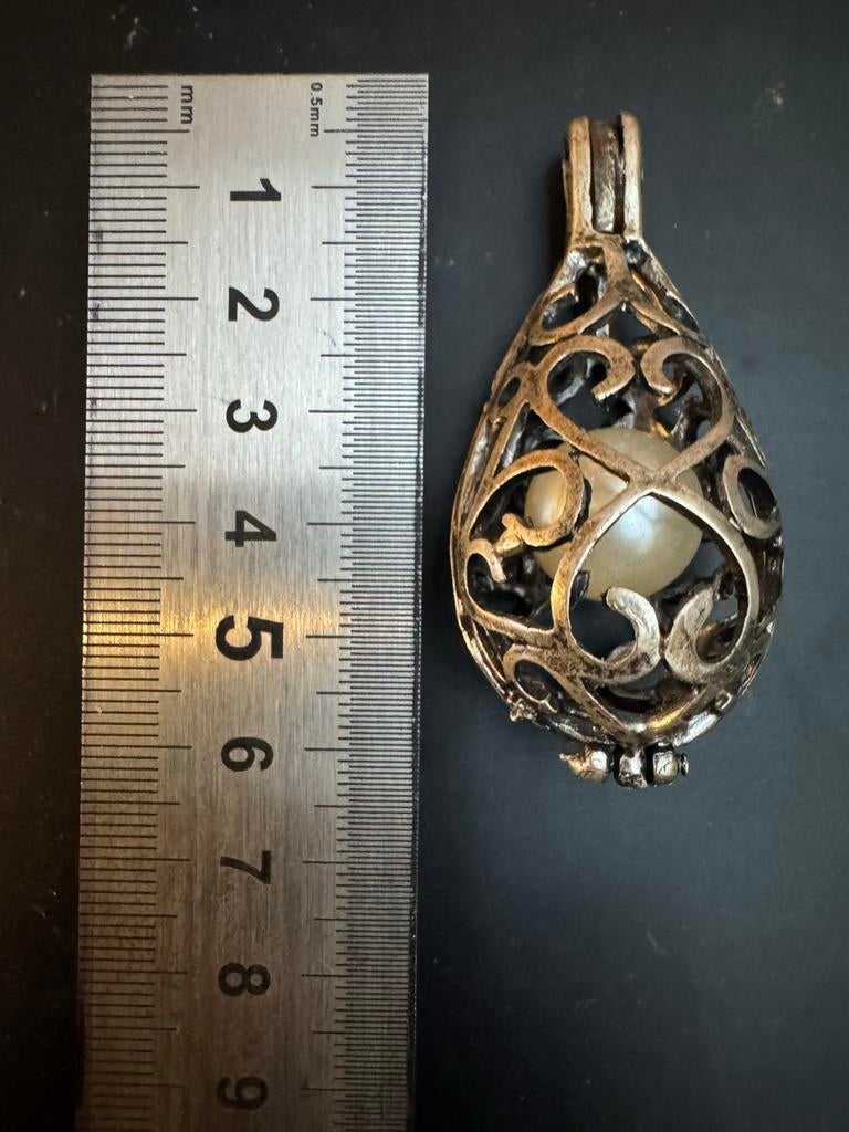 Metalen hanger met nep parel, Overige materialen, Gebruikt, Overige voorstellingen, Ophalen of Verzenden