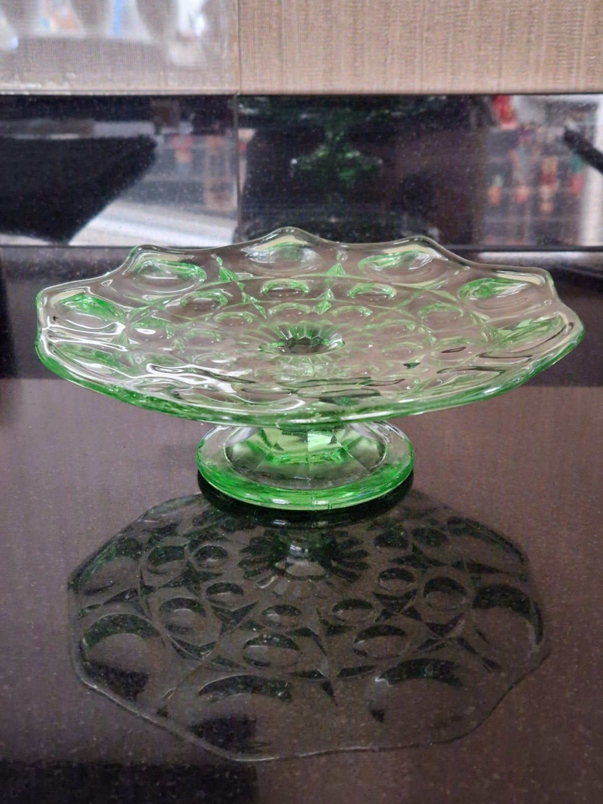 Vintage Schaaltje op voetje geperst groen glas, Antiek en Kunst, Ophalen of Verzenden