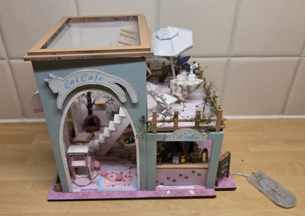 bouwpakket Miniatuurhuisje Cat Cafe, Gebruikt, Handgemaakt, Dieren, Meerkleurig