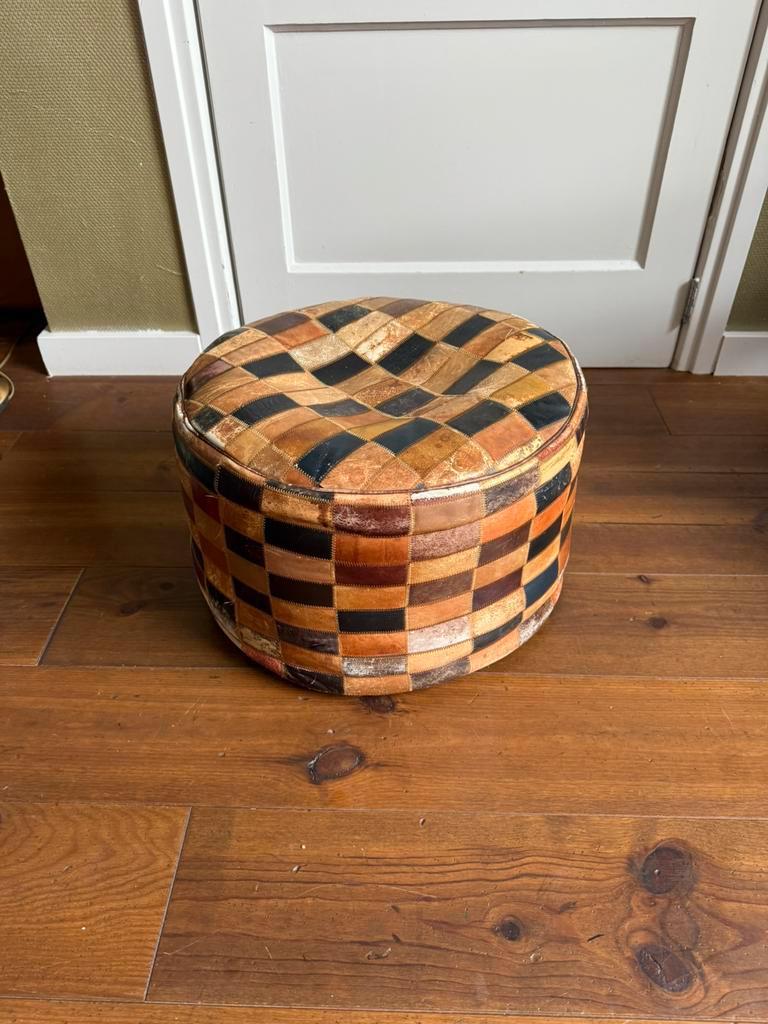 Vintage Gekleurde Leren Lapjes Pief Cognac Ø 49 Cm, Ophalen, Minder dan 50 cm, Gebruikt, Rond