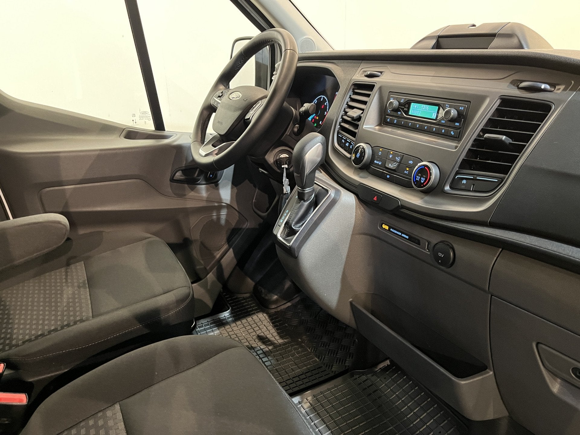 Ford Transit 350 2.0 TDCI L3H2 Trend 130 PK Automaat / Euro, Auto's, Stof, 4 cilinders, Met garantie (alle), Wit