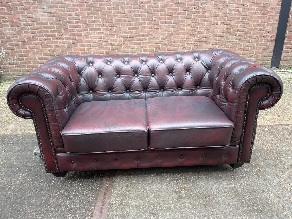 Chesterfield bank Oxblood leder., Huis en Inrichting, Banken | Bankstellen, Gebruikt, Rechte bank, Tweepersoons, 150 tot 200 cm