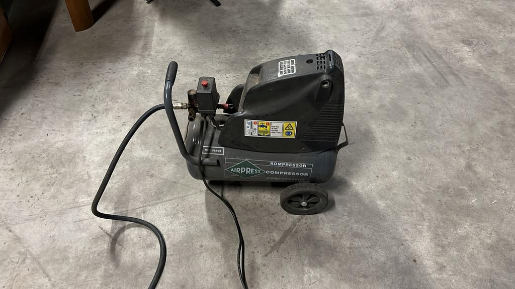 Airpress Compressor 1.5 PK - Mobiel en Krachtig, Ophalen, Gebruikt, 6 tot 10 bar, Minder dan 200 liter/min