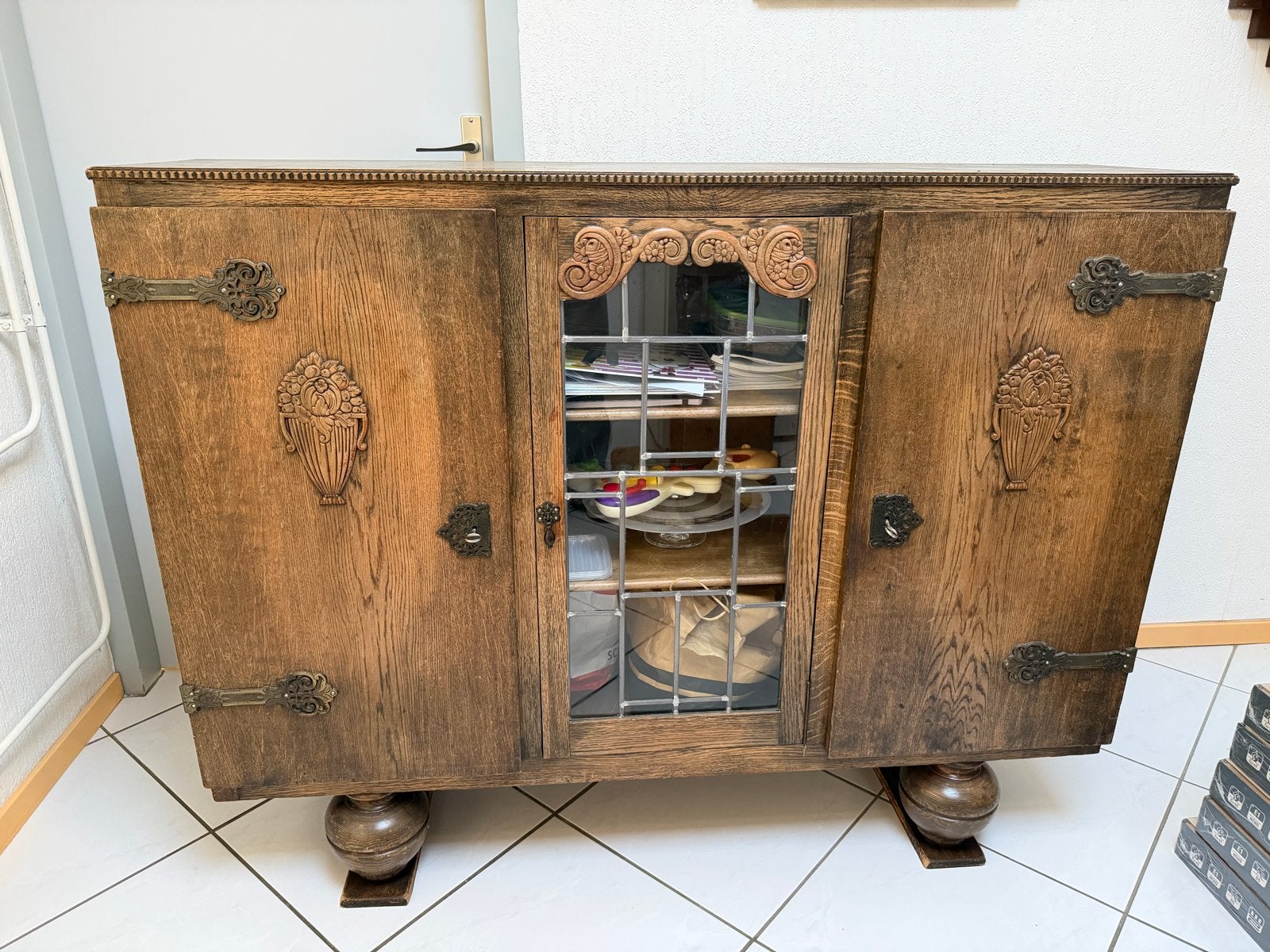 Antieke eikenhouten buffetkast met glas-in-lood, Ophalen