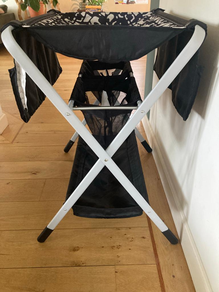 Handige Inklapbare Aankleedtafel -  IKEA, Kinderen en Baby's, Badjes en Verzorging, Overige typen, Zo goed als nieuw, Standaard