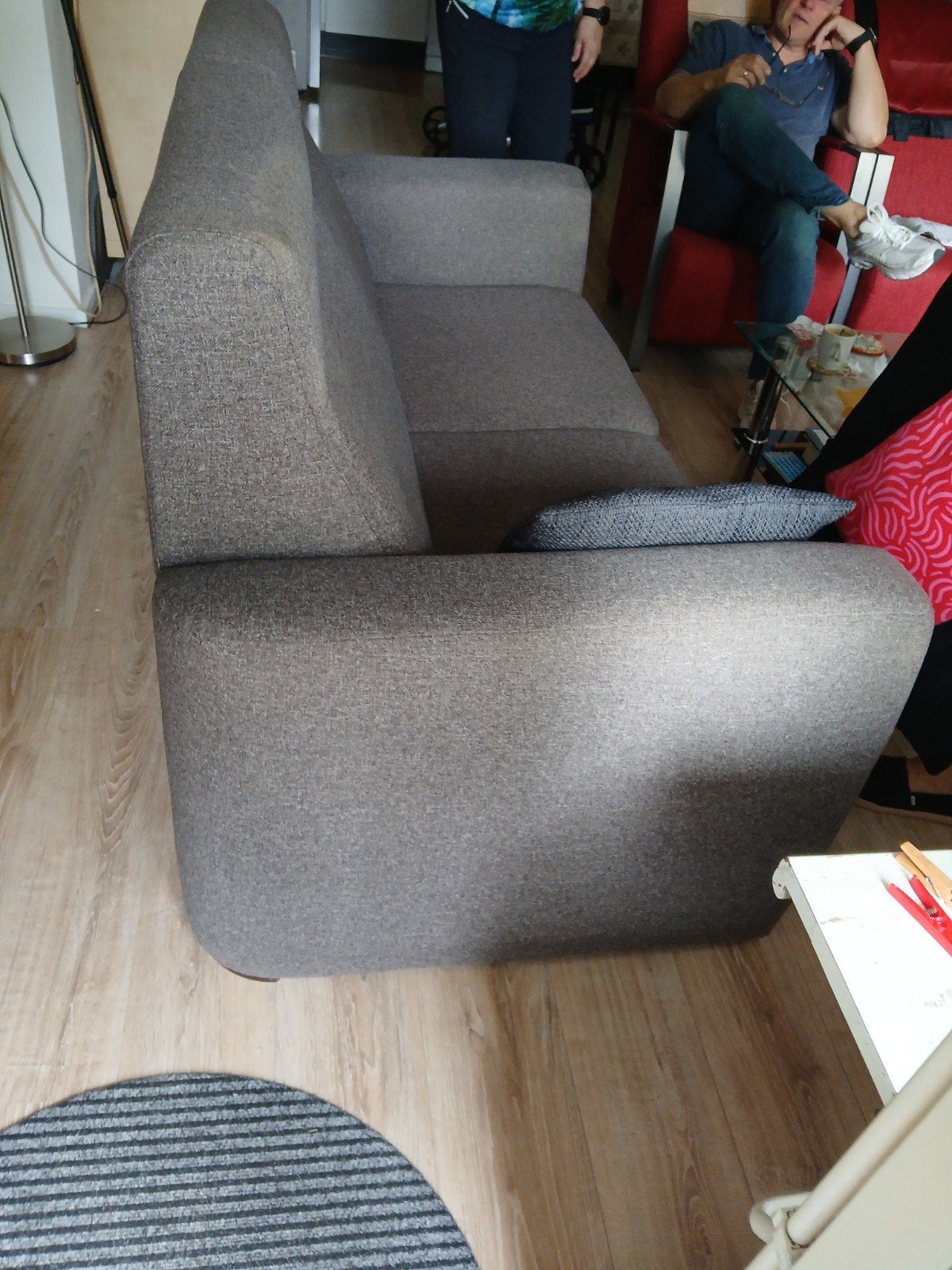 Comfortabele grijze tweezitsbank, Huis en Inrichting, Gebruikt, 150 tot 200 cm, Tweepersoons, 75 tot 100 cm