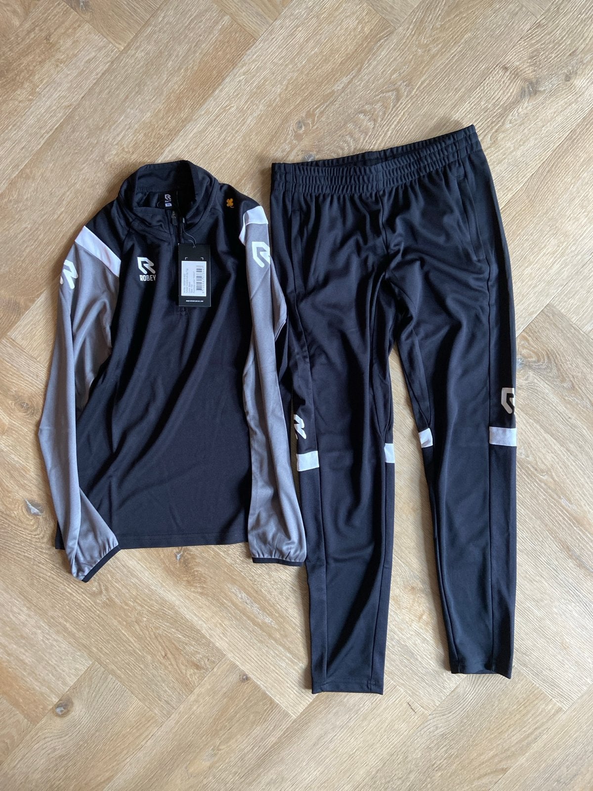 Robey trainingspak - Zwart/Grijs - Maat 152, Ophalen of Verzenden, Nieuw, Jongen of Meisje