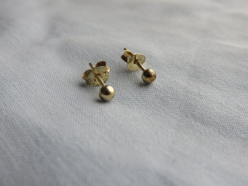 Antieke oorstekers in zilver met bolletjes - 20e eeuw., Ophalen of Verzenden, Zilver, Oorbellen, Verguld