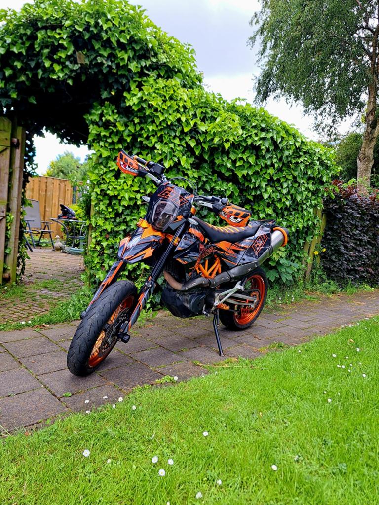 KTM 690 SMC-R Volledig Akrapovic A/A2, Motoren, Particulier, Minimaal motorrijbewijs A2, Sportuitlaat, 1 cilinder