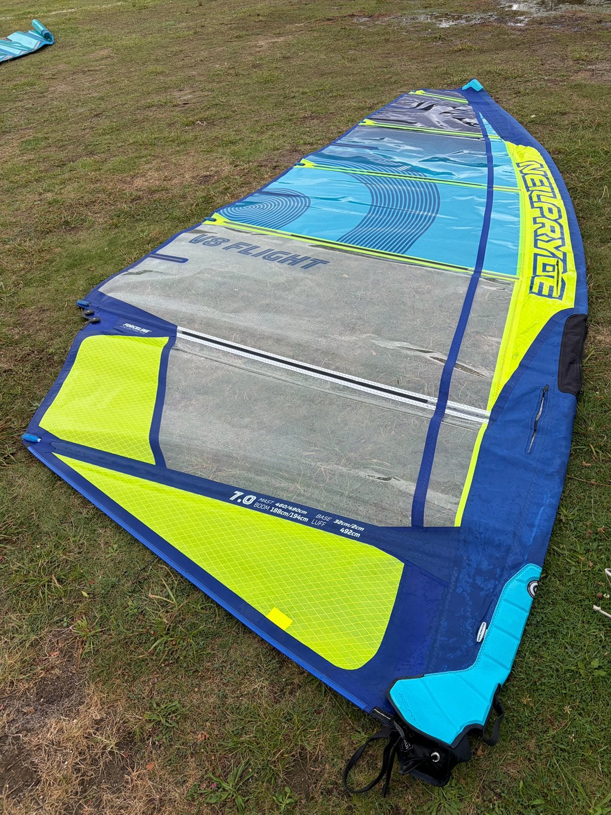 Neilpryde V8 flight nieuwstaat, Watersport en Boten, Windsurfen, Ophalen, Zo goed als nieuw, Zeil