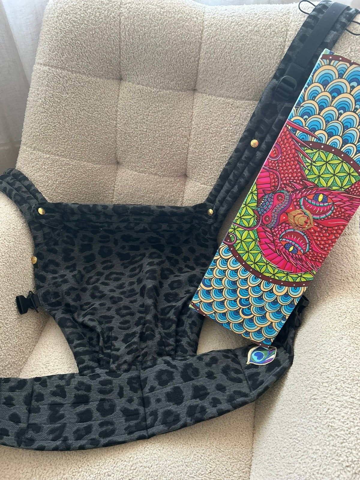 Artipoppe zeitgeist. Leopard grey black, Kinderen en Baby's, Babydragers en Draagdoeken, Overige merken, Buik of Rug, Ophalen of Verzenden