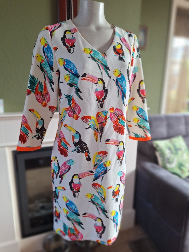 Xandres papegaai jurk toekan creme felle kleur 38, Kleding | Dames, Jurken, Maat 38/40 (M), Zo goed als nieuw, Knielengte, Xandres