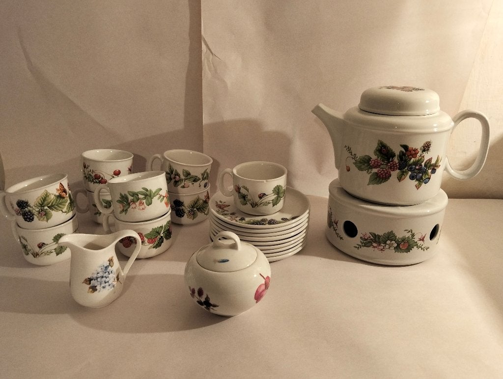 Compleet servies voor een High Tea _bosvruchten/bessenmotief, Nieuw, Ophalen of Verzenden, Overige stijlen, Porselein